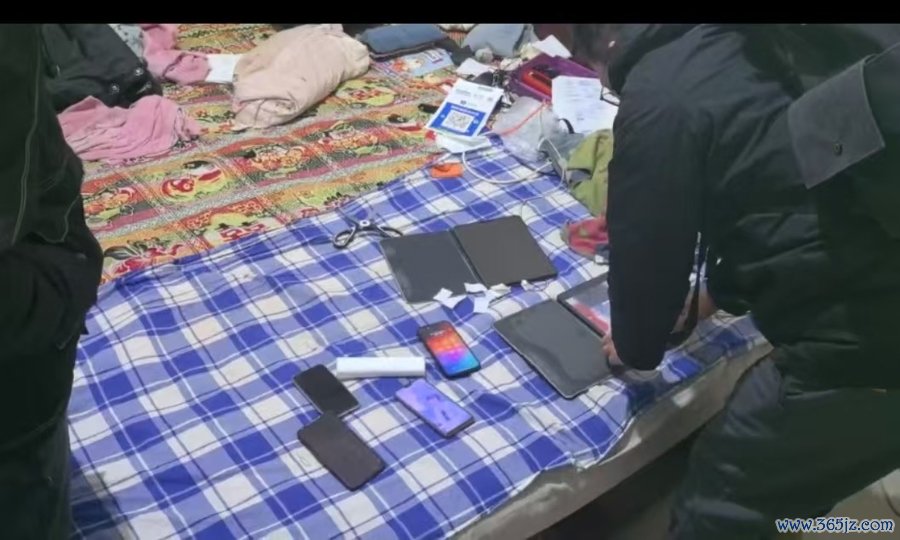 民警在外省市嫌疑东说念主家中勘探嫌疑东说念主抢券建造